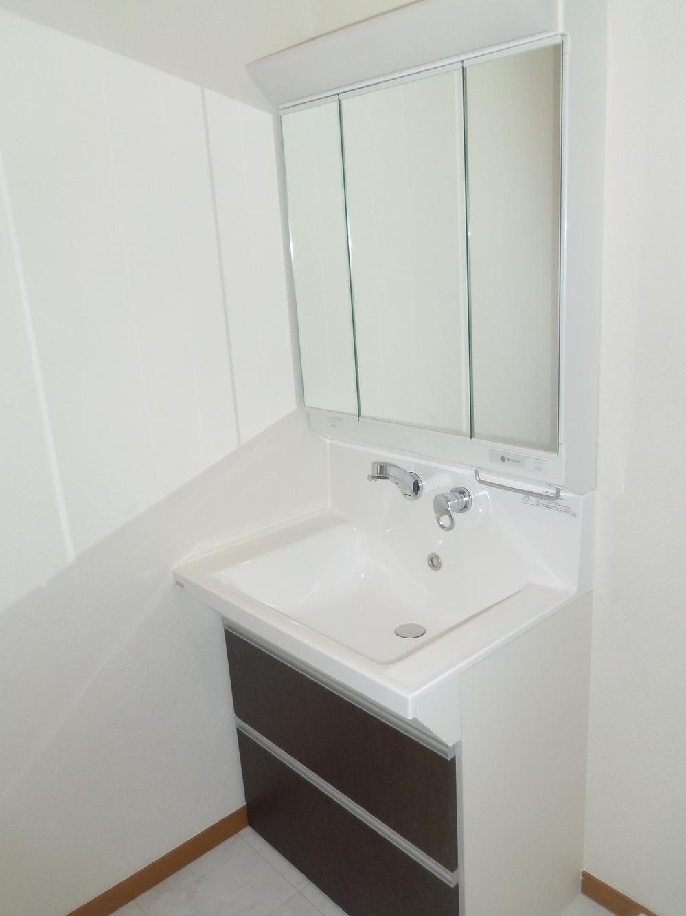 Wash basin, toilet. Indoor (11 May 2013) Shooting (1) Building