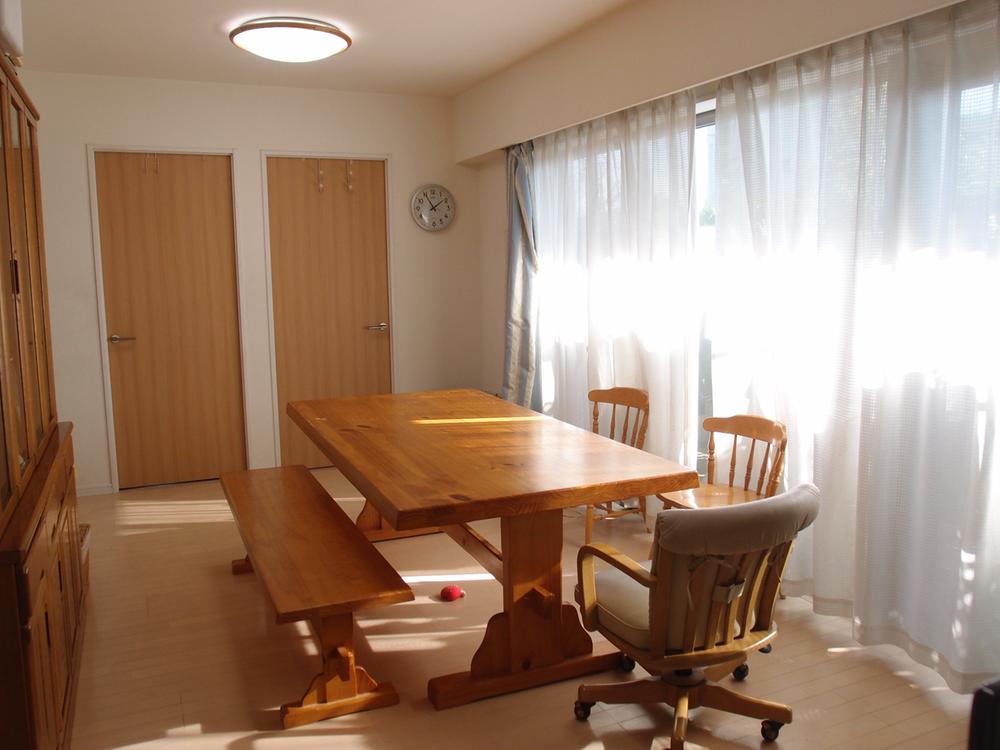 Living. Bright LD facing the south terrace  ※ Furniture, etc. outside sale