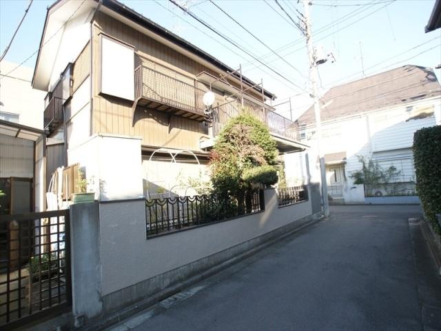 Local photos, including front road. You can architecture in your favorite House manufacturer