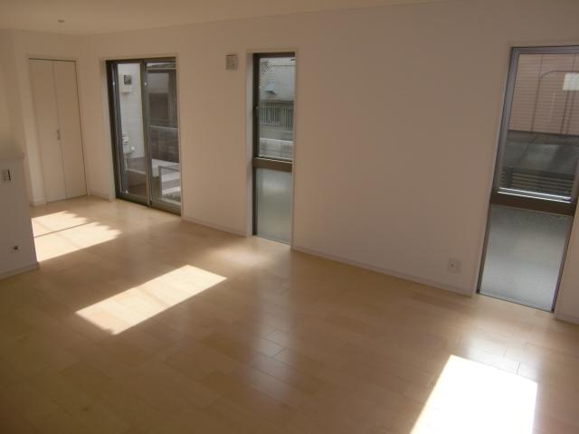 Living. For the south side of home space and the adjacent land passage, Day is good. 17 Pledge and widely with floor heating, Winter is also comfortable.