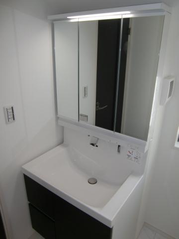 Wash basin, toilet. Shampoo dresser of the popularity of the three-sided mirror specification. Has become a make lighting is not bright.