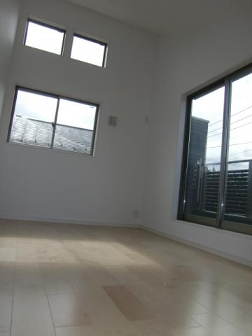 Non-living room. Western-style was adopted gradient ceiling, There is a very open feeling. How is it in the bedroom.