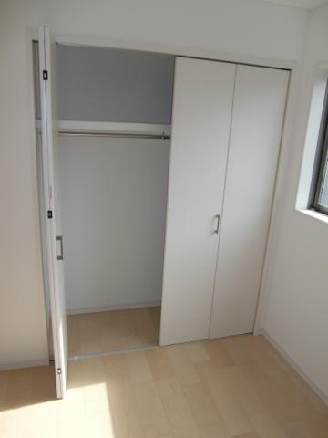 Receipt. The second floor center Western-style closet.