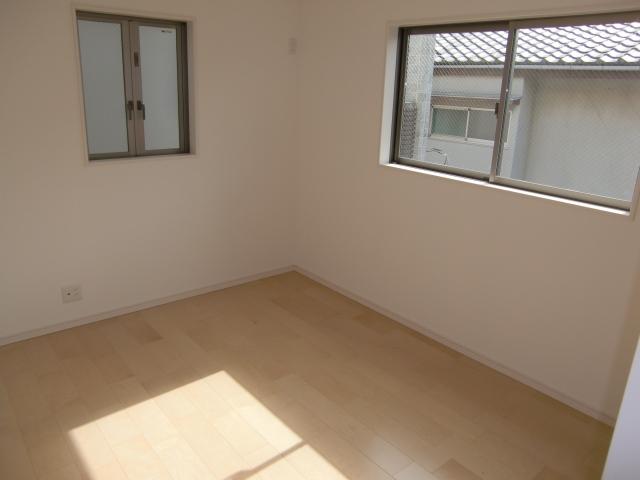 Non-living room. The second floor east side Western-style. Day is a good room.