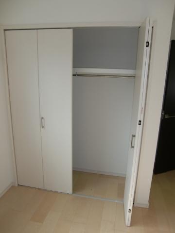 Receipt. The second floor east side Western-style closet. Depth is also plenty of.