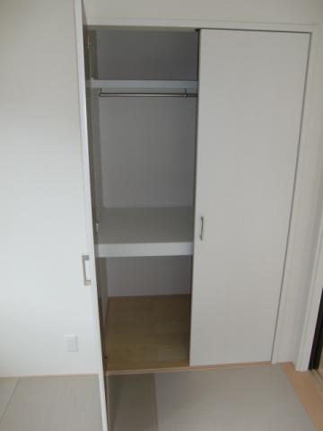 Receipt. Closet of Japanese-style Western-style type, If you open the two doors is housed is easy.