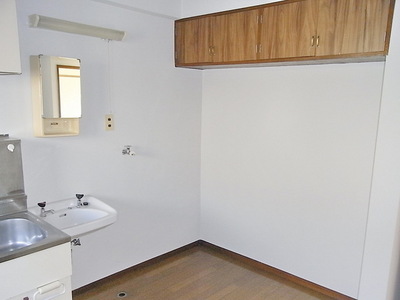 Kitchen. Wash basin ・ Laundry Area