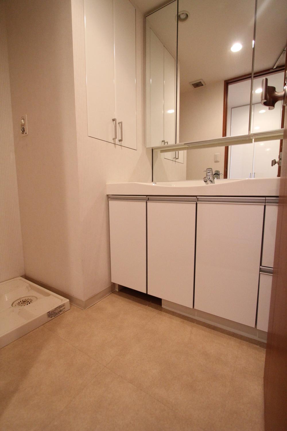 Wash basin, toilet. Interior