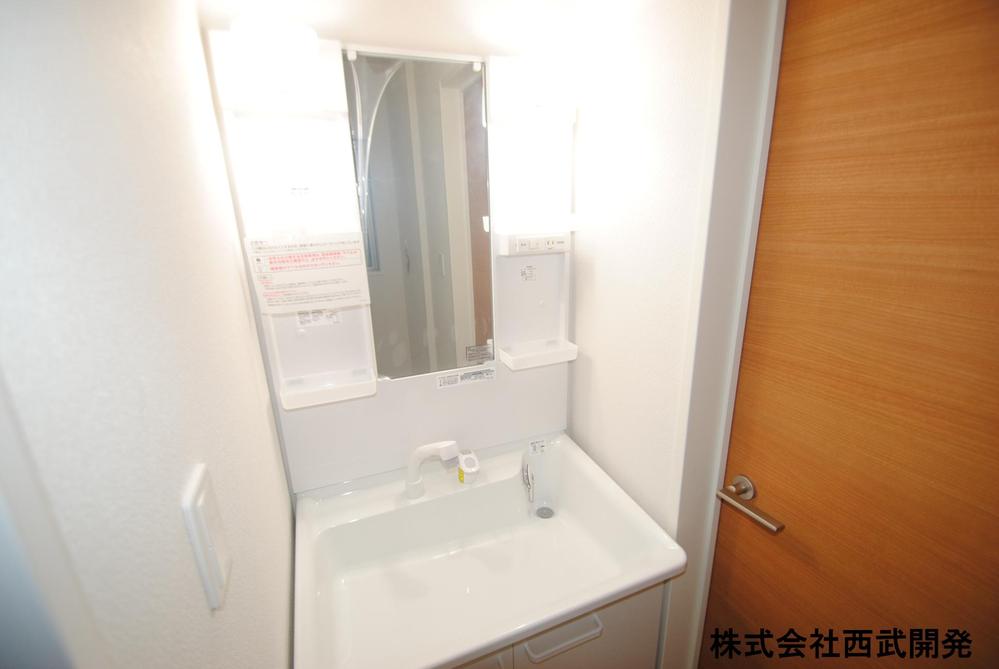 Wash basin, toilet. Indoor (12 May 2013) Shooting