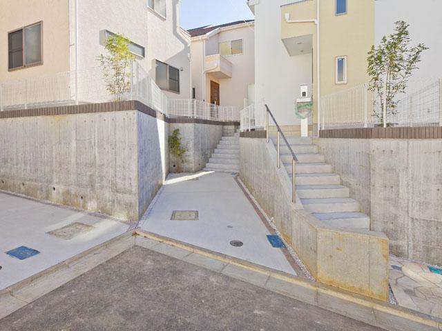 Local appearance photo. 11 Building