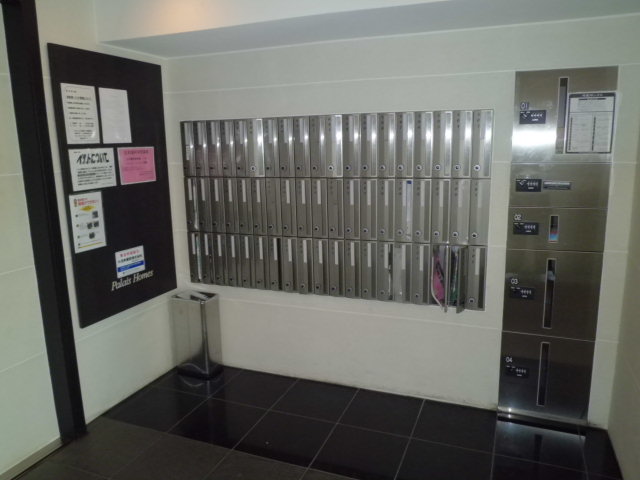 Entrance.  ☆ Auto lock & courier BOX ☆