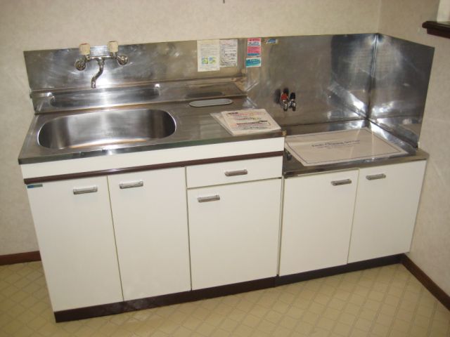 Kitchen. Gas stove can be installed kitchen