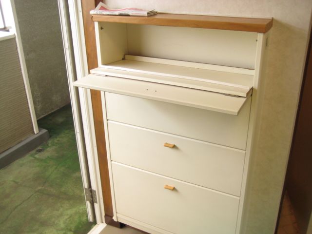 Entrance. There are shoe box