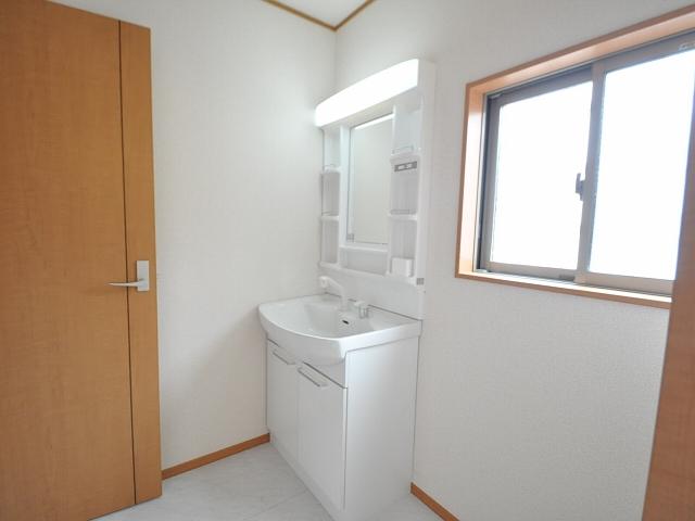 Wash basin, toilet. Libre Garden. Washroom