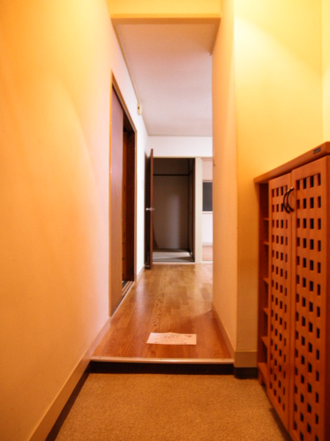 Entrance. I later, Large shoe box ◎