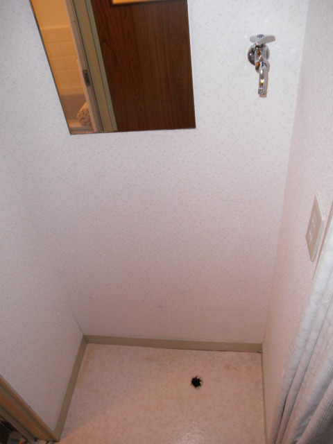 Living and room. Entrance side of the window, Daylighting ・ A room with a storage looks grateful.