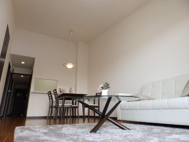 Living. We are living with a ceiling height of 3.4m feeling of freedom.