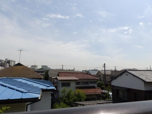 View photos from the dwelling unit. Yang hit because the front will be single-family dwelling unit, View is good.