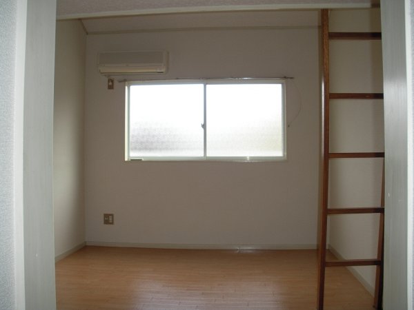 Living and room.  ☆ Air conditioning is a living room with a 1 groups