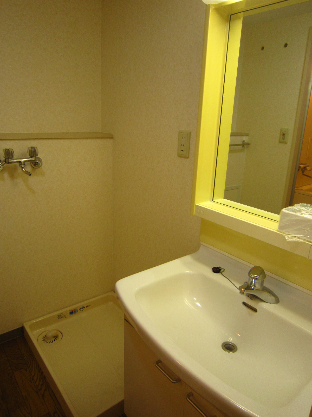 Washroom. Bathroom vanity, With waterproof bread