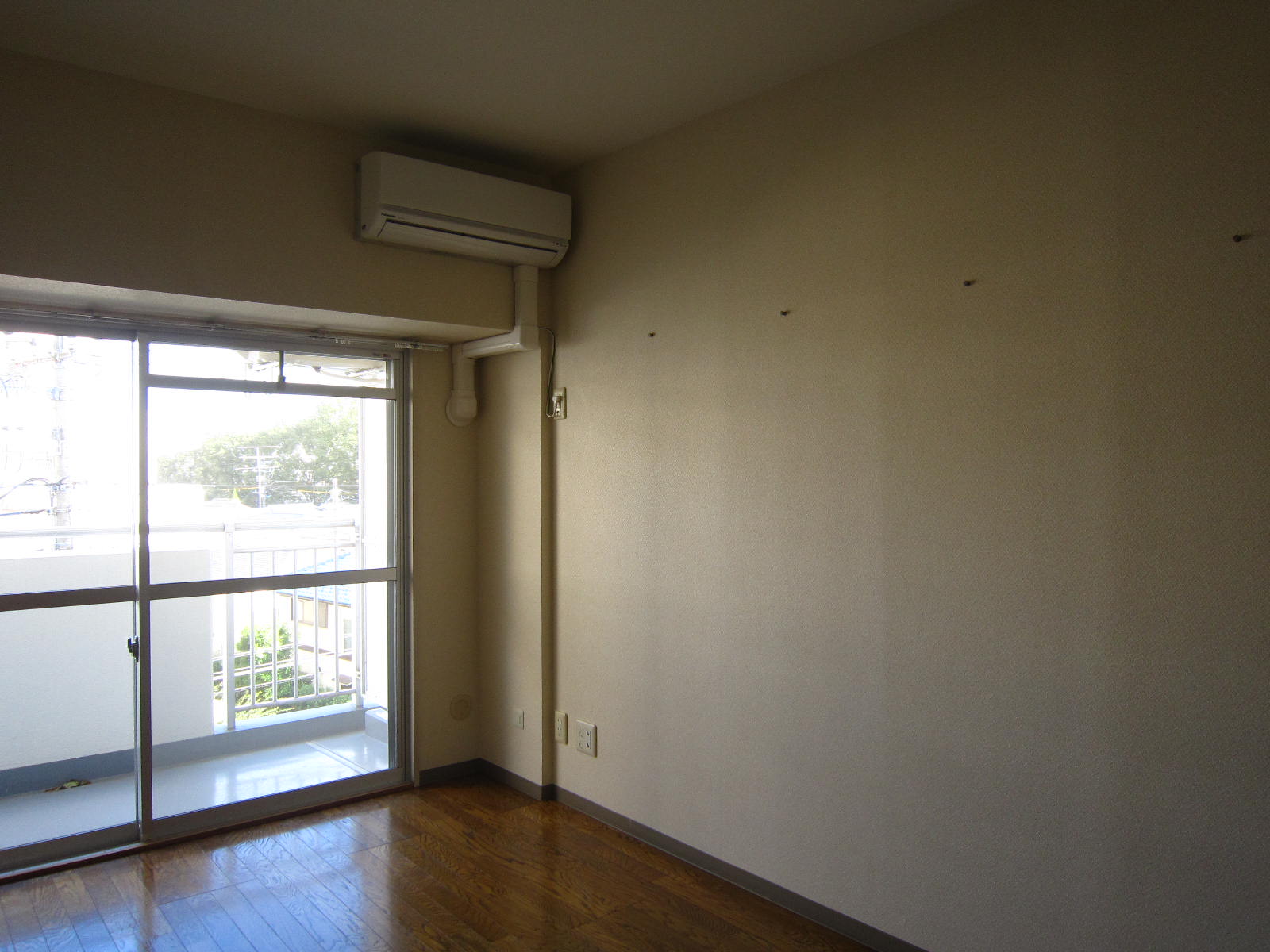 Other room space. Air-conditioned Western-style. 