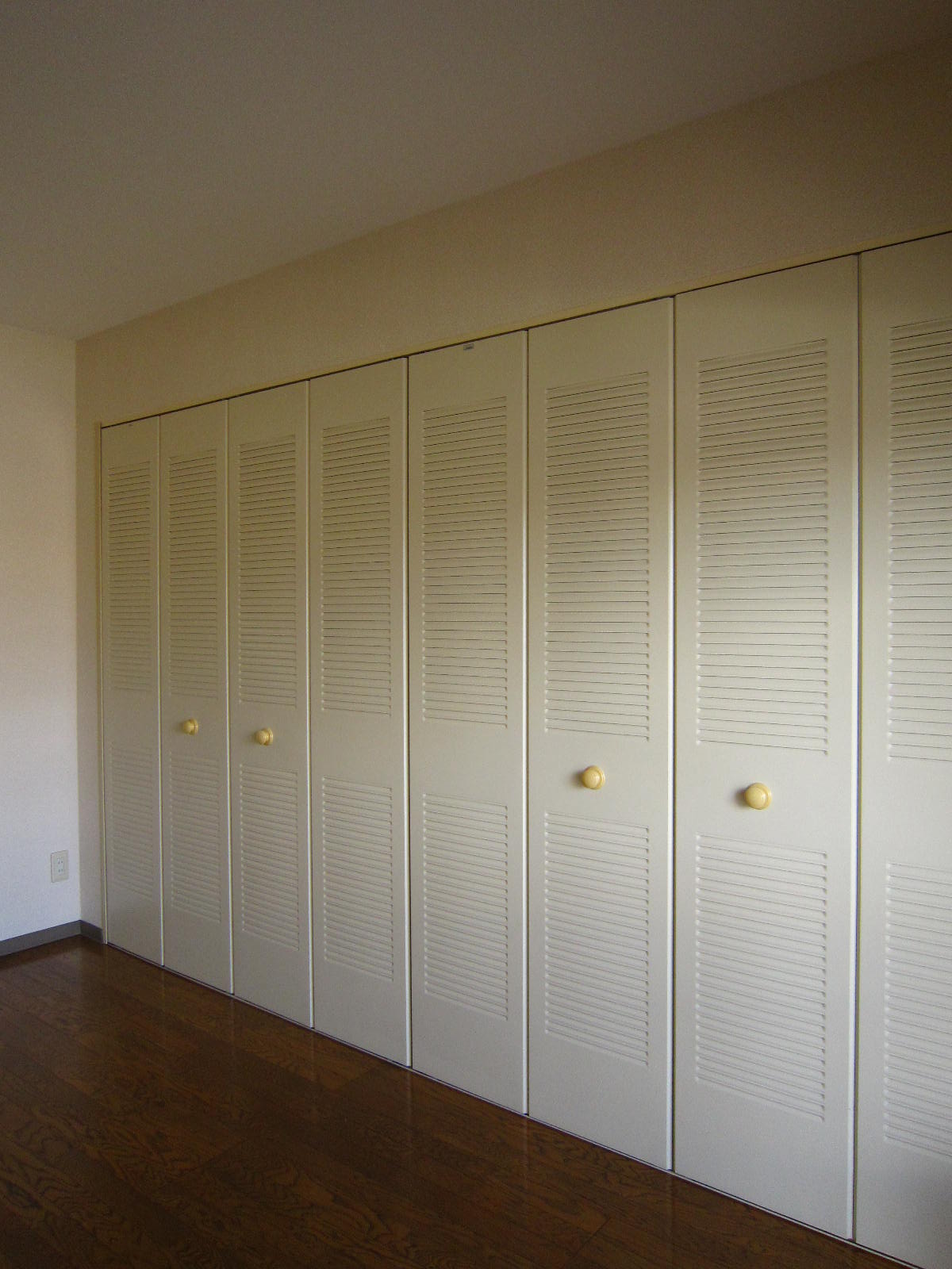 Receipt. Plenty of compartment in the Western-style. 