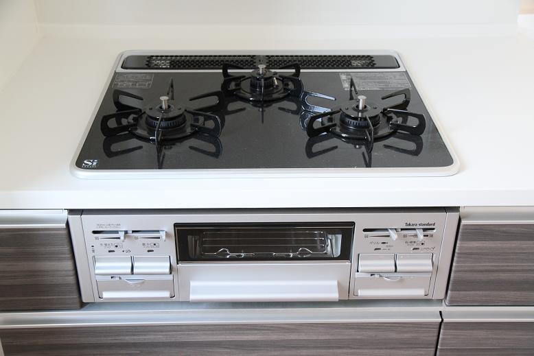 Other Equipment. Adopt a stove that uses a strong heat-resistant ceramic glass to heat and shock. Without fear of oil stains, Easy to clean. You can keep the always beautiful stove.