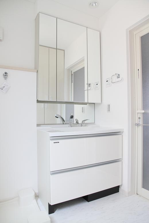 Other Equipment. Gloss and durability using the artificial marble Features. Easy to clean in the seam-free ball-integrated. The Kagamiura has secured the storage space of the room.