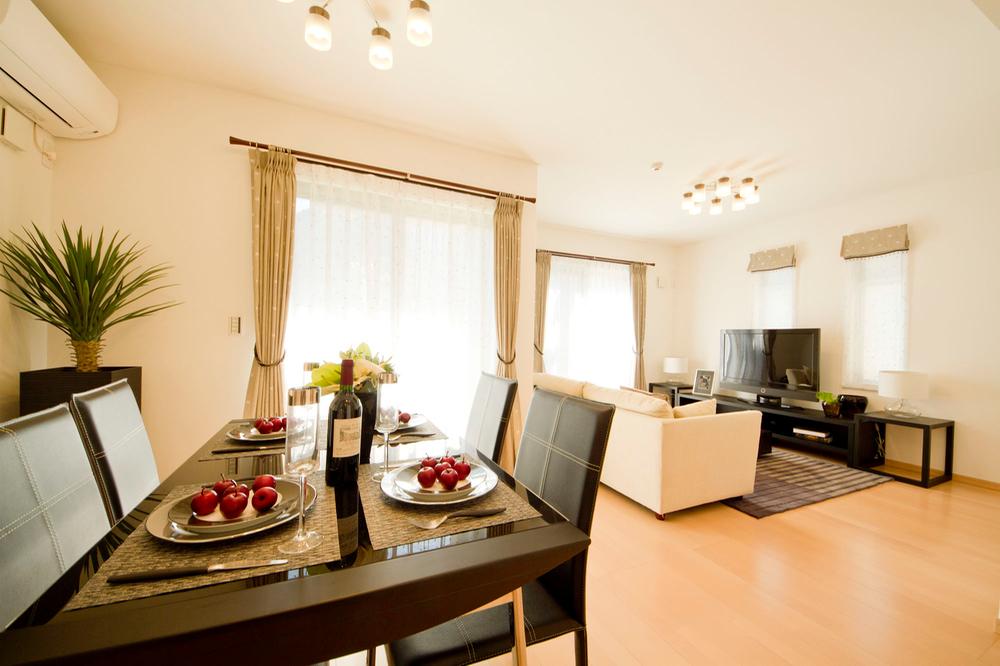 Living. Living-dining that combines the brightness and sense of liberation. It nurtures the family of communication.