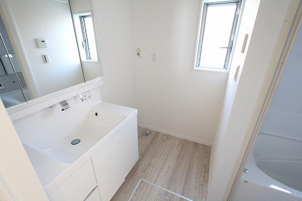 Wash basin, toilet. Indoor (11 May 2013) Shooting