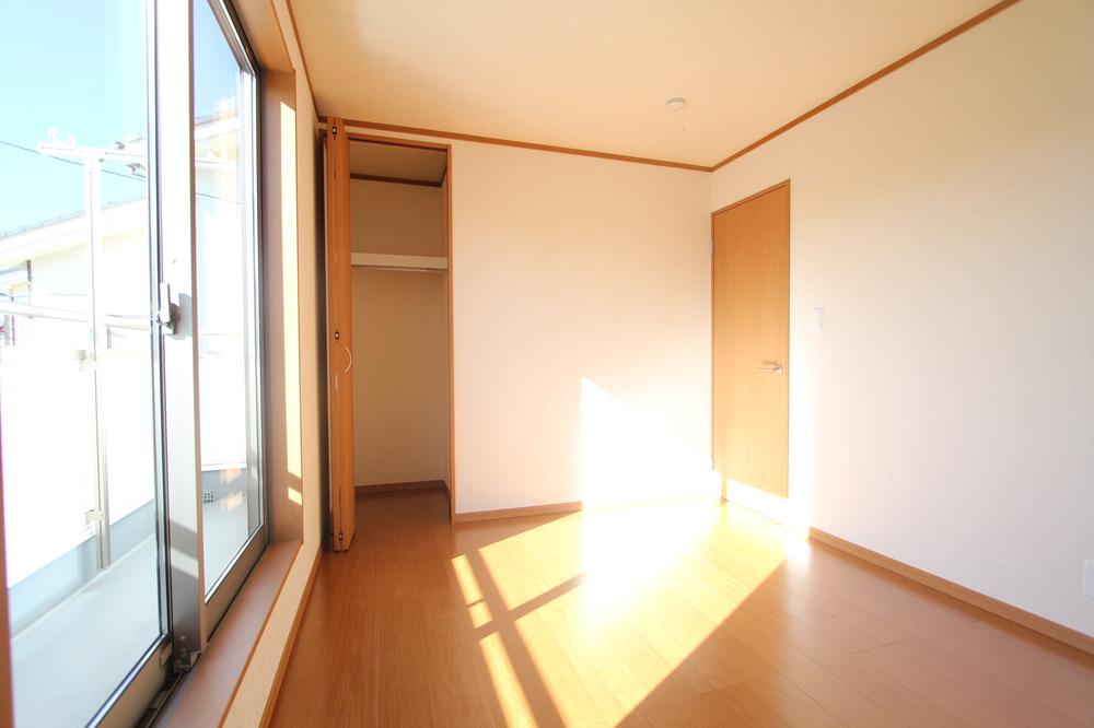 Non-living room. The living room is all two-sided lighting Exposure to the sun ・ ventilation 'm Good !!!