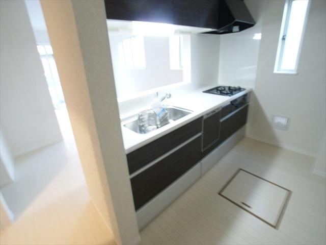 Kitchen. Easy-to-use lift-down kitchen storage