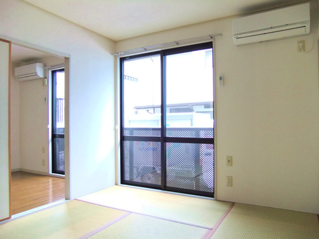 Living and room. It attaches air conditioning 2 groups of new