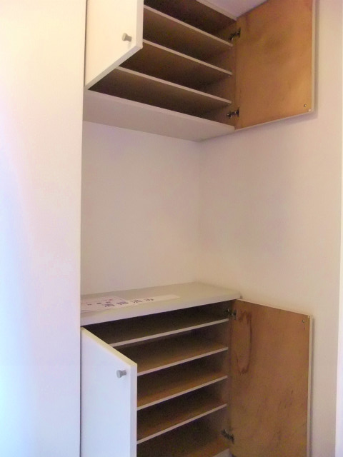 Entrance. Equipped cupboard