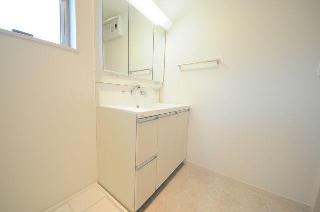 Wash basin, toilet. Indoor (25 December) shooting