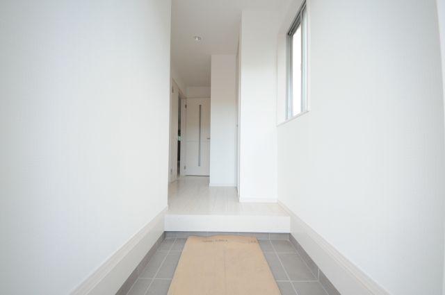 Entrance. Indoor (25 December) shooting