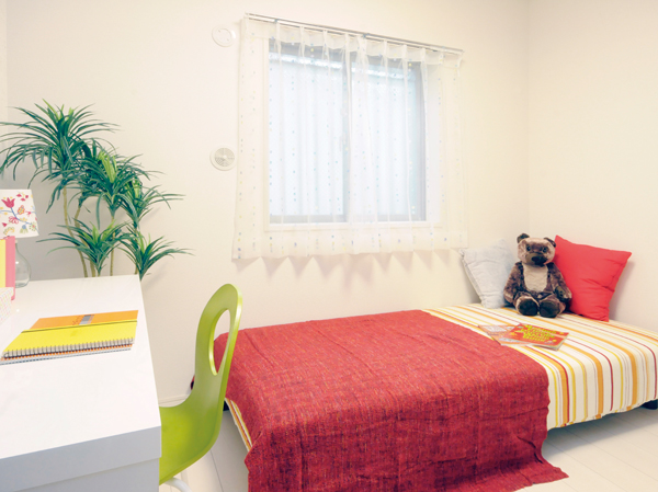 Living.  [Private rooms to give the peace] Space of commitment will give create a one of the live-friendliness family alone. A number of fine-grained devised to produce a time of peace. Spread is living space with abundant storage, It will deliver a more comfortable everyday. (Western-style)