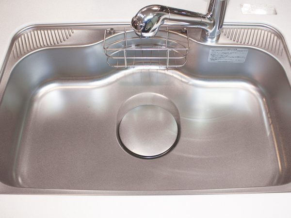 Kitchen.  [Wide sink with pocket] Ya cleanup of large cookware, Wide sink a lot of material washing can be a breeze. Convenient pocket is attached to organize small items.