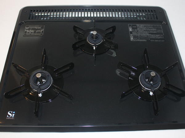 Kitchen.  [Three-necked gas stove] Three-necked stove + grill type to up the efficiency of the cuisine. Equipped with safety features such as "cooking oil overheating prevention device," "forgetting to turn off fire function".