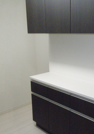 Kitchen.  [Cupboard with artificial marble counter] Use the surface material of the system kitchen and the same material. Kitchen utensils and tableware can be stored. ( ※ Type by the different shapes and sizes)