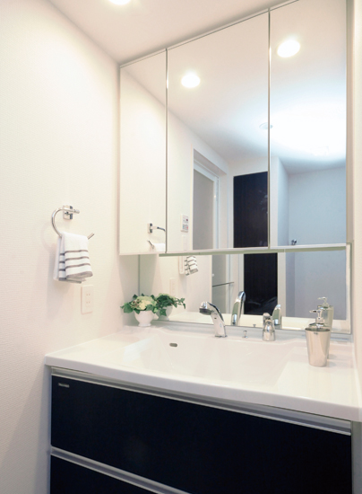 Bathing-wash room.  [Washroom] It is refreshing space trappings of daily life.