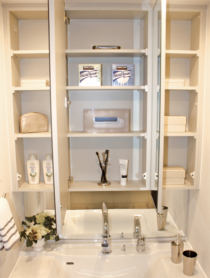 Bathing-wash room.  [Three-sided mirror with vanity] We organize the Kagamiura and at the bottom of the wash basin there is a convenient storage space bits and bobs are many tend to space. You can retrieve what you need quickly.