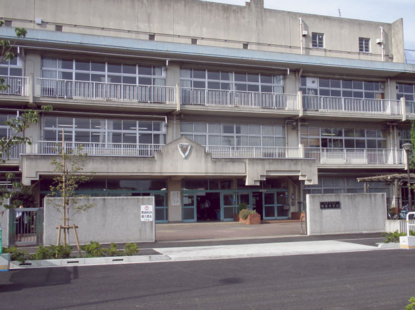 Surrounding environment. Akiraho Junior High School (7 min walk / About 540m)