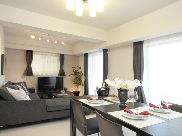 Room and equipment. Sunlight overflowing from the spacious window. Time of gatherings to live wrapped in a pleasant light. Cozy living room, It will feel comfortably is the flow of time. There is a place to heal fatigue of the day, By sincerely produce a restful living space, We seek to live a satisfactory. (living ・ dining /  ※ The following indoor photo model Room F type menu plan (application deadline Yes ・ Free of charge) is what was taken (December 2012 shooting) a. )