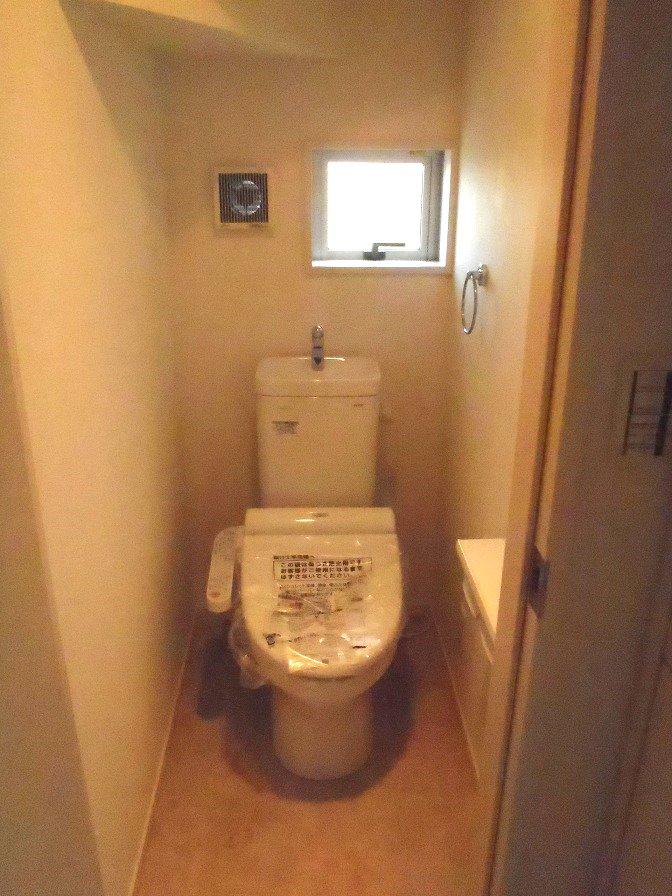 Toilet. Indoor (11 May 2013) Shooting