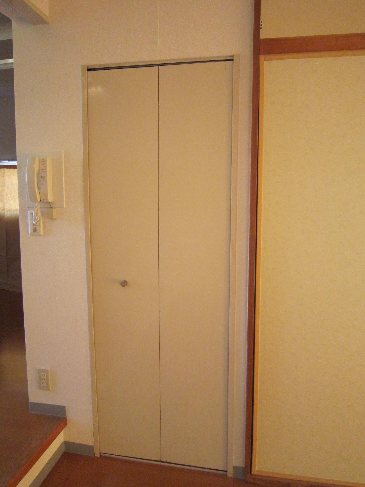 Receipt. With a convenient storage compartment also in the living room. 