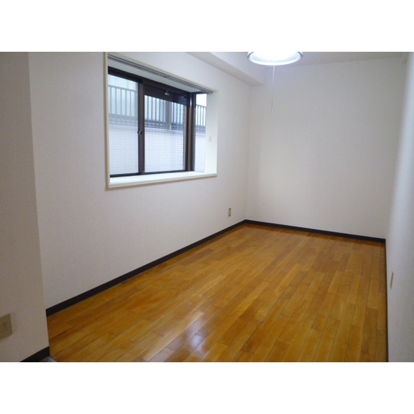 Living and room. Bay windows with rooms