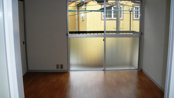 Living and room.  ☆ South-facing Western-style.