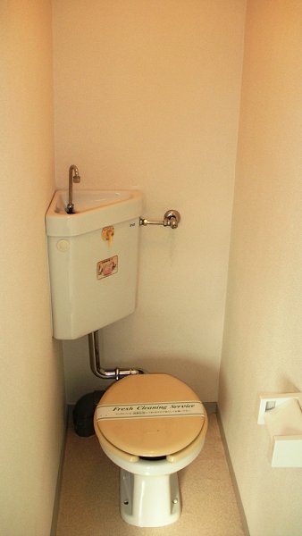 Toilet.  ☆ bus ・ It has become a separate toilet.