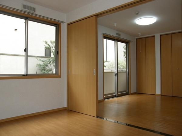 Other room space. It is bright with large windows ☆